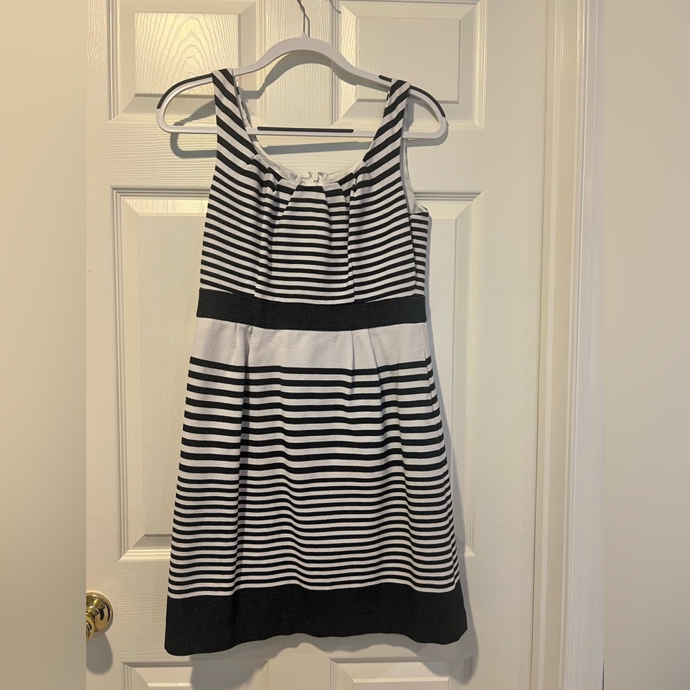 Banana Republic Grey and White Sleeveless Mini Striped Dress Size 8P